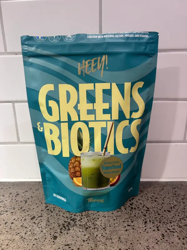 Heey Greens & Biotics Tropical, turkos påse med 30 portioner och 300 g