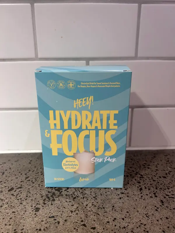 Heey Hydrate & Focus Stick Pack Lemon, ljusblå kartong med 30 sticks och 180 g
